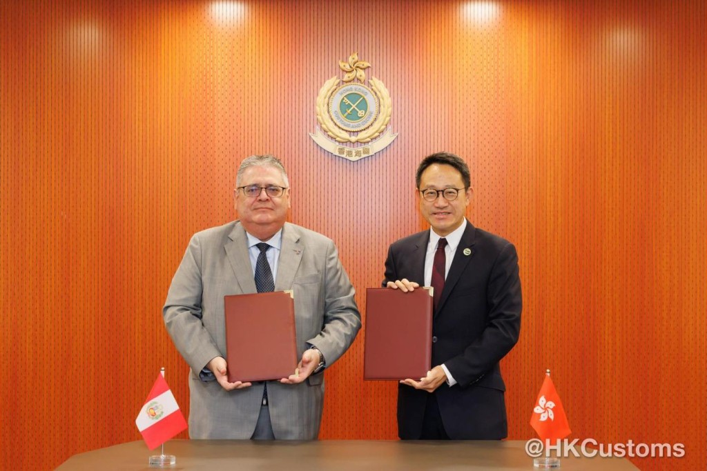 海關關長陳子達與秘魯駐港總領事Enrique Carlos Cardenas Arestegui出席簽署儀式。海關fb圖片 海關關長陳子達與秘魯駐港總領事Enrique Carlos Cardenas Arestegui出席簽署儀式。海關fb圖片