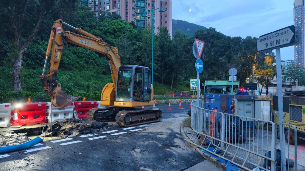 屯門爆水管｜4屋苑通宵停水 月內第三次 水務署將鋪緊急水管根絕問題