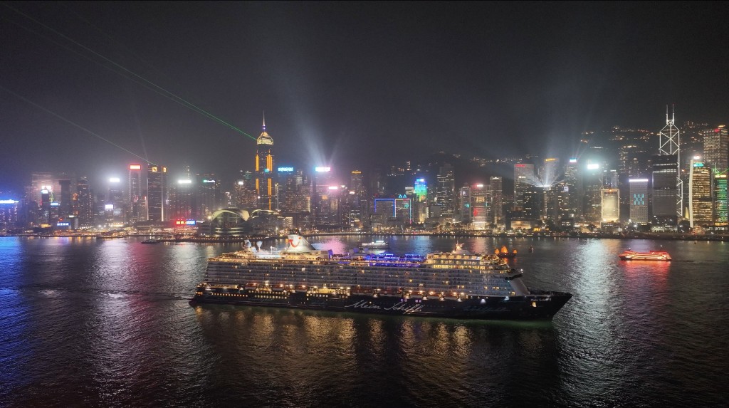 Mein Schiff 5 于3月9日晚上启航，在幻彩咏香江灯光音乐汇演下驶离维多利亚港。