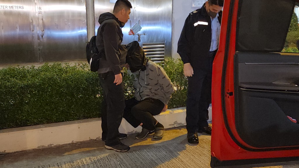 警方以涉嫌 「販運危險藥物」將車上男司機及女乘客拘捕。