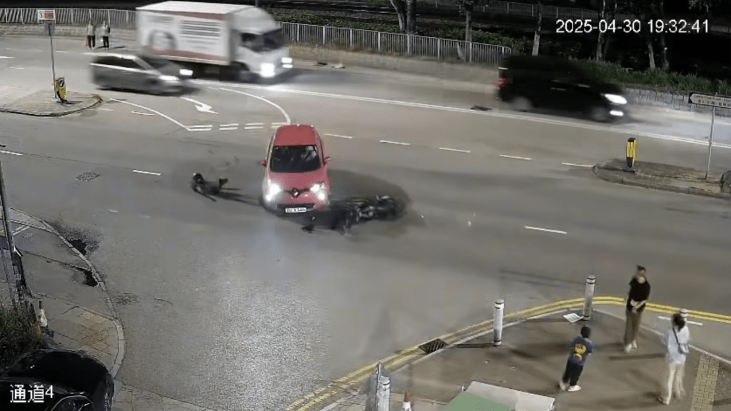 車禍一刻,鐵騎士整個人籨座位拋起來,在的士車頭冚上打了一個筋斗後落地。 車禍一刻,鐵騎士整個人籨座位拋起來,在的士車頭冚上打了一個筋斗後落地。