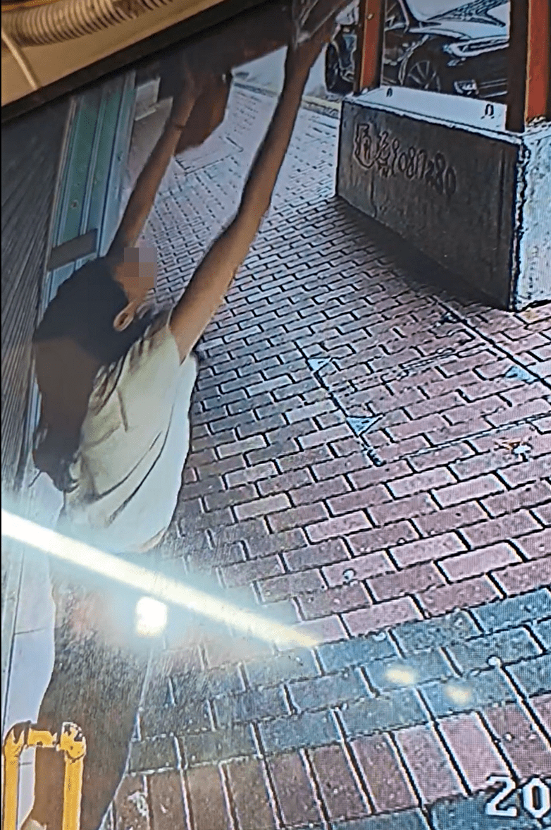 女子偷紙紮過程。fb： Cary Chan