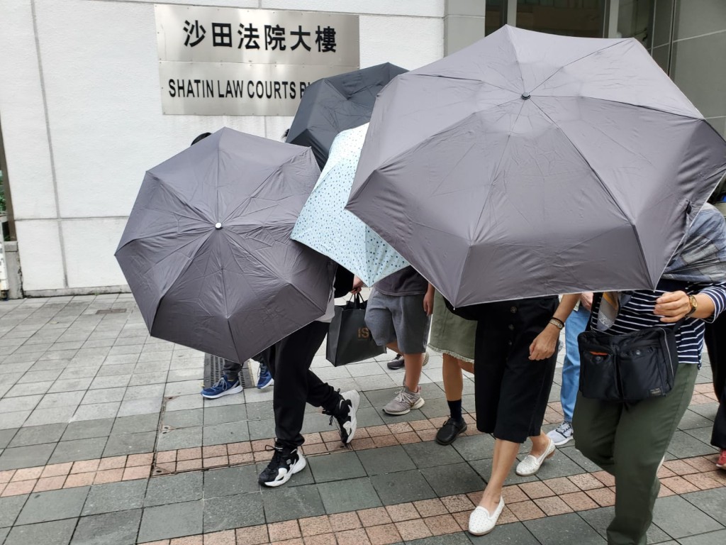 被告呂皓翹(灰褲)。葉君怡攝