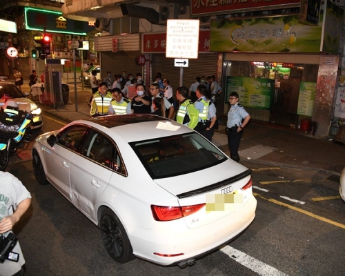 奧迪右邊車身被撞凹。丁志雄攝
