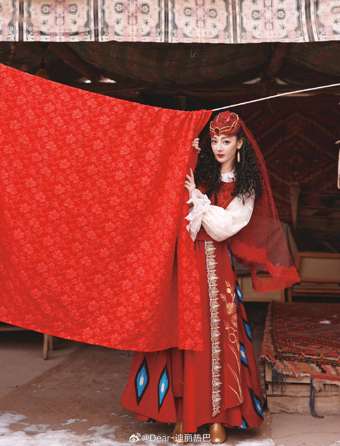 迪麗熱巴公開穿維族表演服飾的美照。