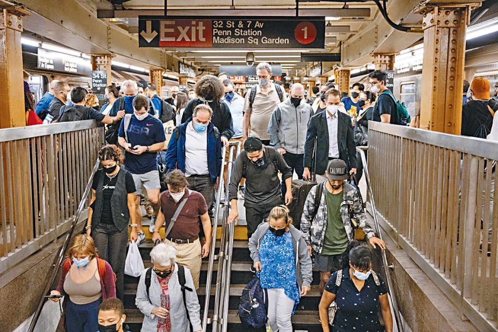 紐約地鐵疫情前平均日運量有560萬人次。