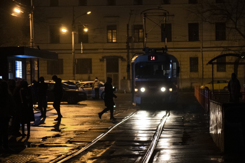 基輔停電期間，電車在黑暗中行駛。AP