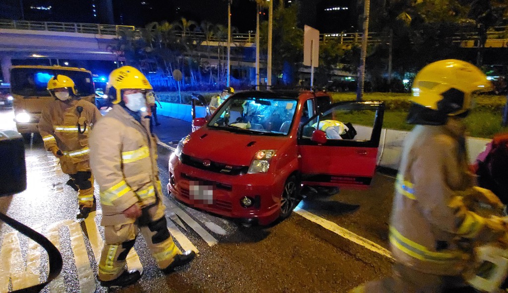 肇事私家车横亘路中。