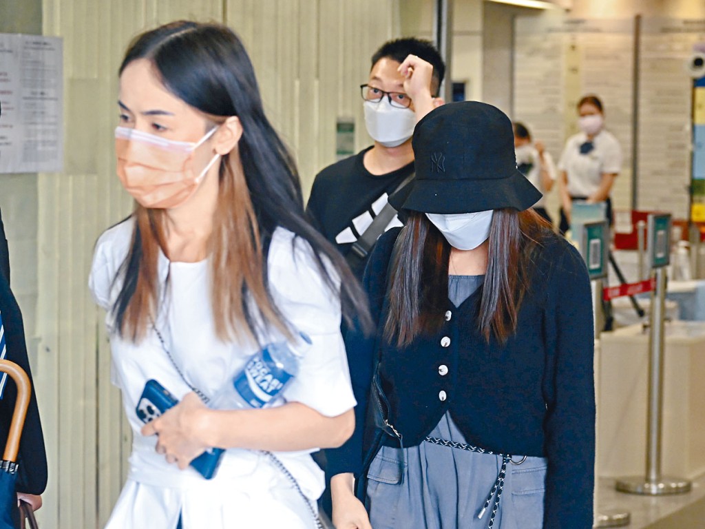 兩名涉案被告34歲元秋香（白衣）和36歲李亦晴（黑帽者）。 