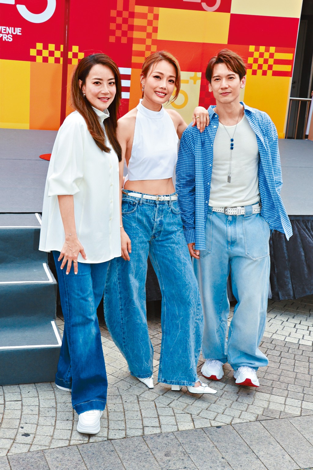 祖兒（中）昨日與Kenny（右）及Mani齊出席「EEG 25+ 限定展」揭幕儀式，表示尊重軒仔（圓圖），最大的關心是繼續支持對方。