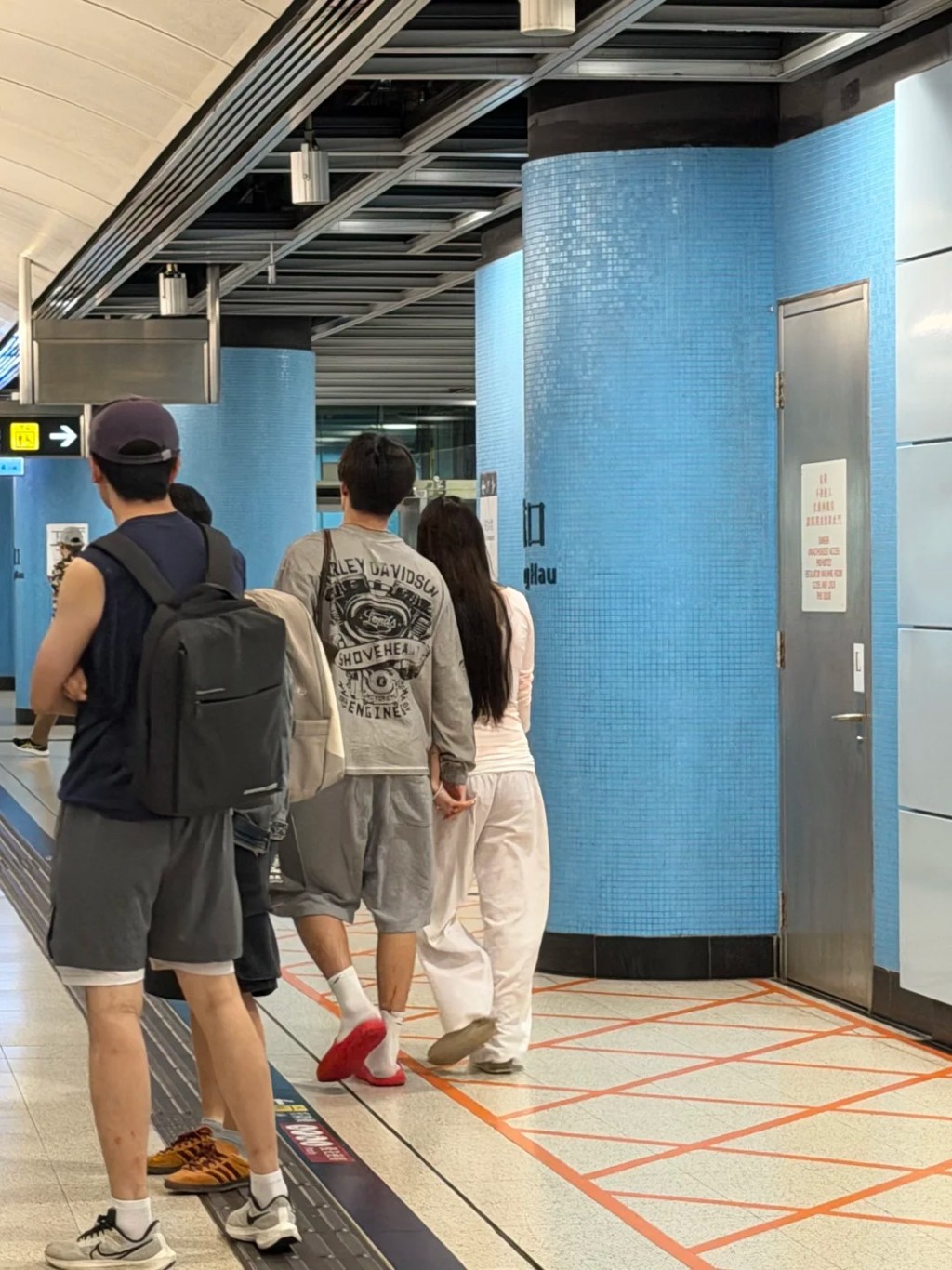 鍾麗緹二女張思捷與男友在坑口港鐵站被野生捕獲，兩人全程十指緊扣，背影也難掩甜蜜。