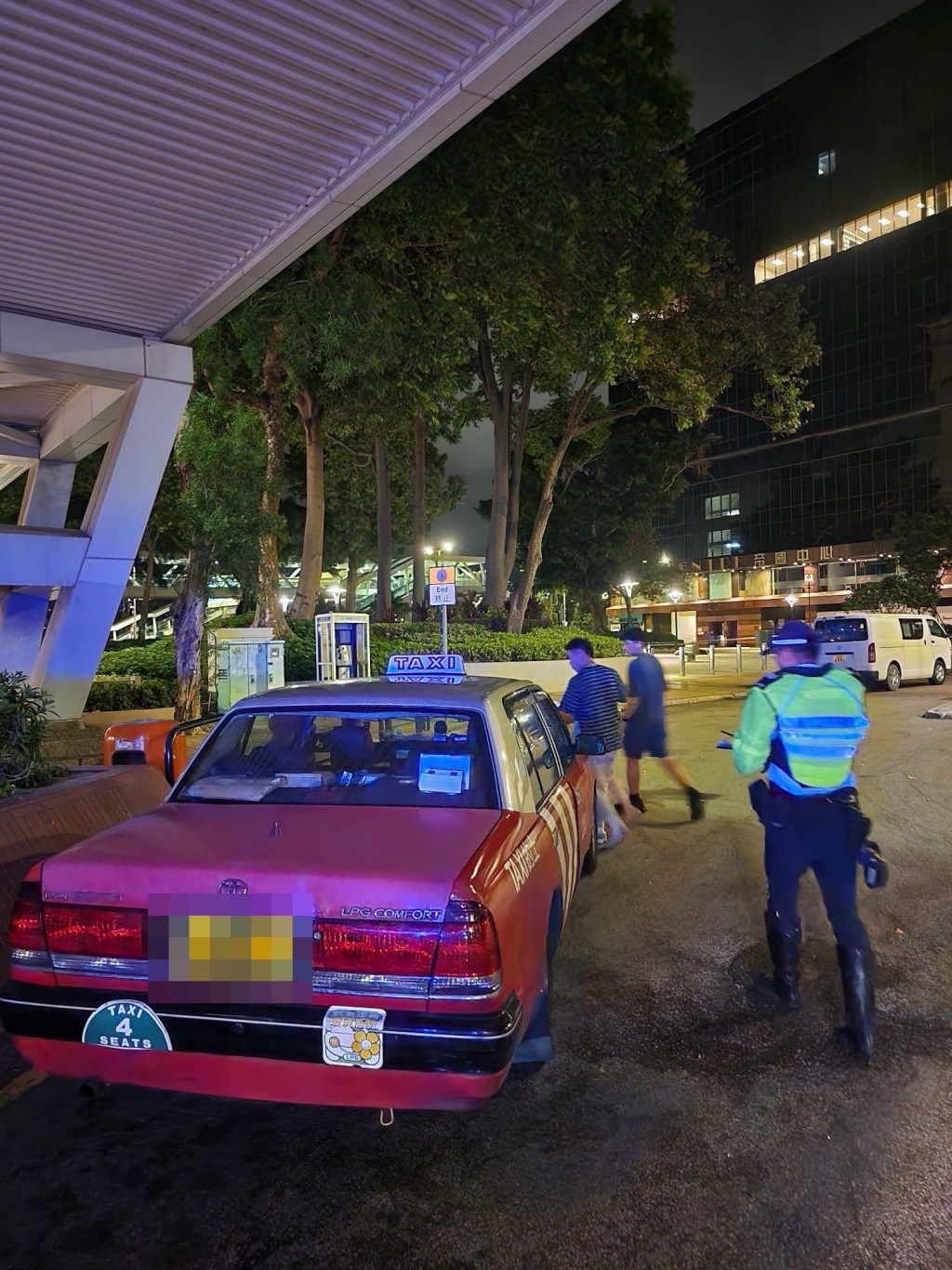 交警打擊的士違規行動。