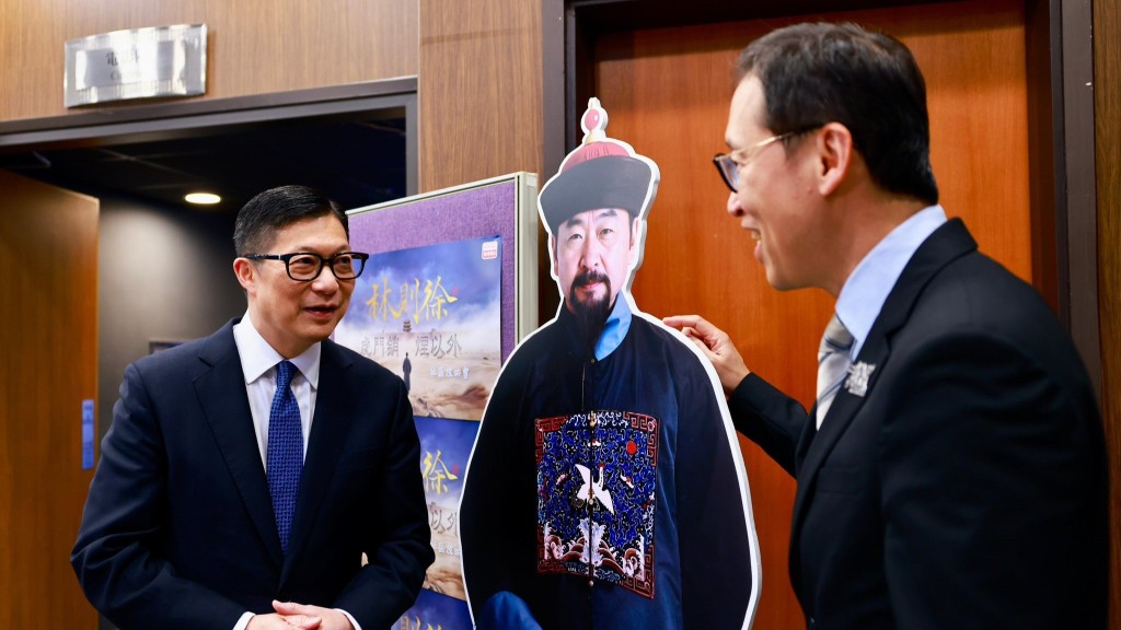保安局局长邓炳强今日( 20日 )与禁毒专员一同出席香港电台《林则徐：虎门销烟以外》电影版社区分享会。邓炳强fb
