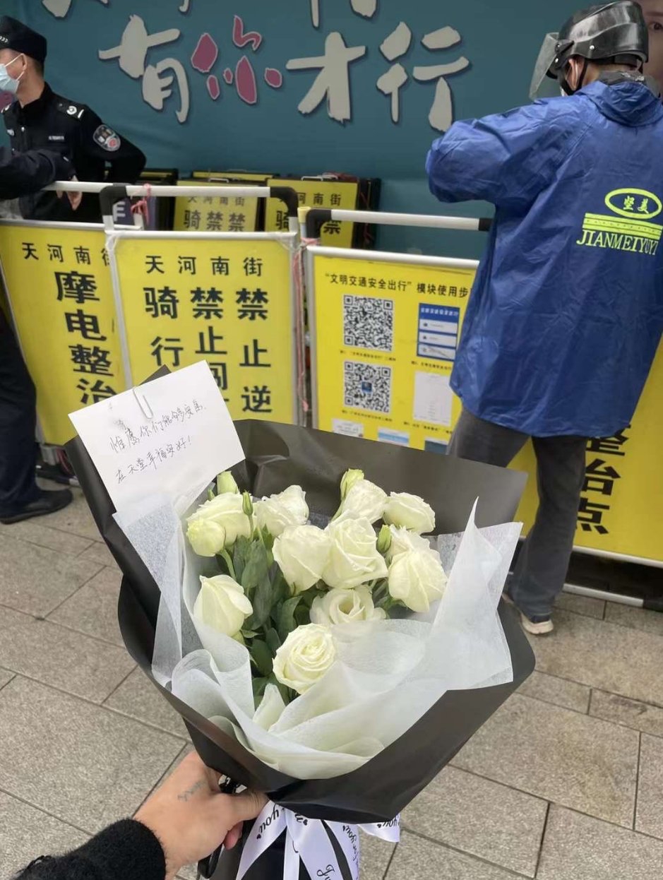 广州市民自发献花悼念遇害者。网上图片