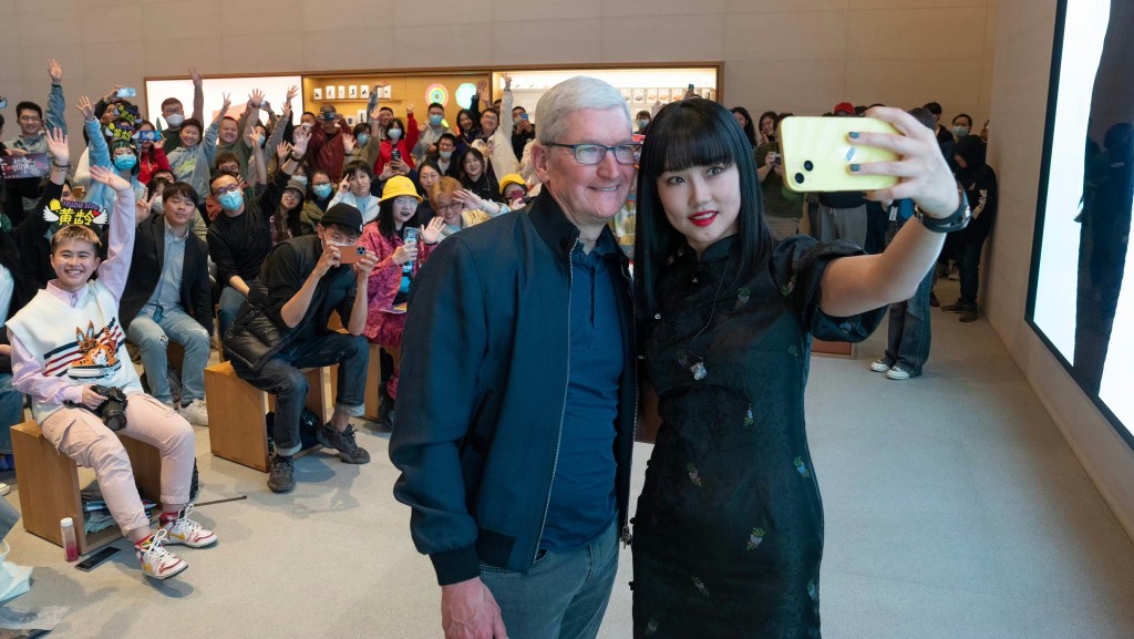 苹果CEO库克巡视北京三里屯门店。