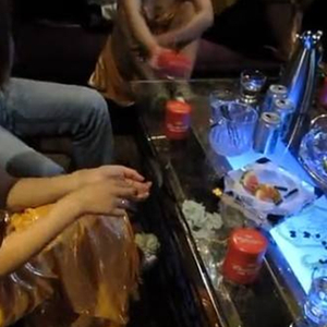 賴蔥蔥任職陪酒女，愛上酒吧老闆，逼婚不果喪命。 示意圖