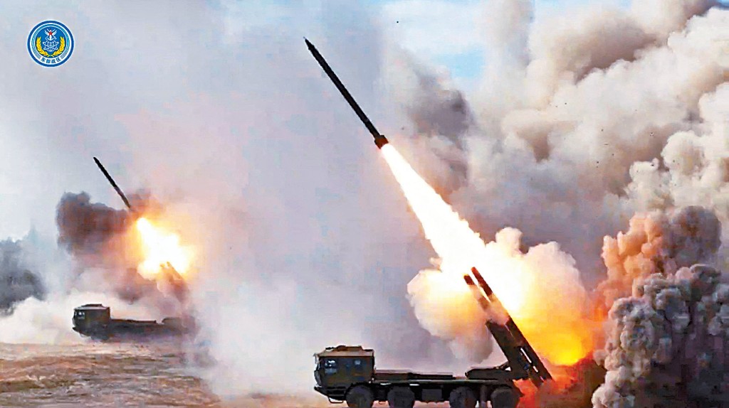 解放軍遠程箱型火箭炮向台島周邊海域發射火箭彈。