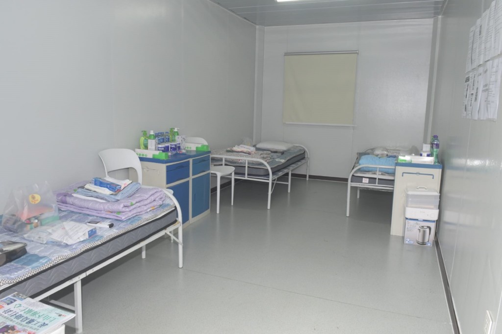 港珠澳大橋香港口岸人工島社區隔離設施的房間設備齊全。  蔡楚輝攝