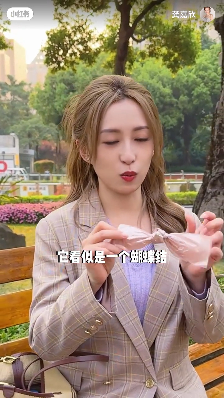 龔嘉欣仲會自備垃圾袋。 龔嘉欣仲會自備垃圾袋。