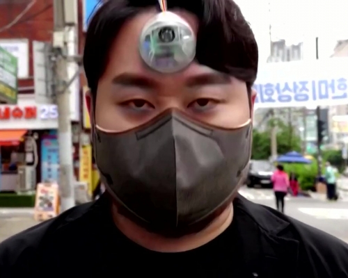 為救低頭族韓設計師發明「第3隻眼」，可偵測障礙物發出警告。（影片截圖）