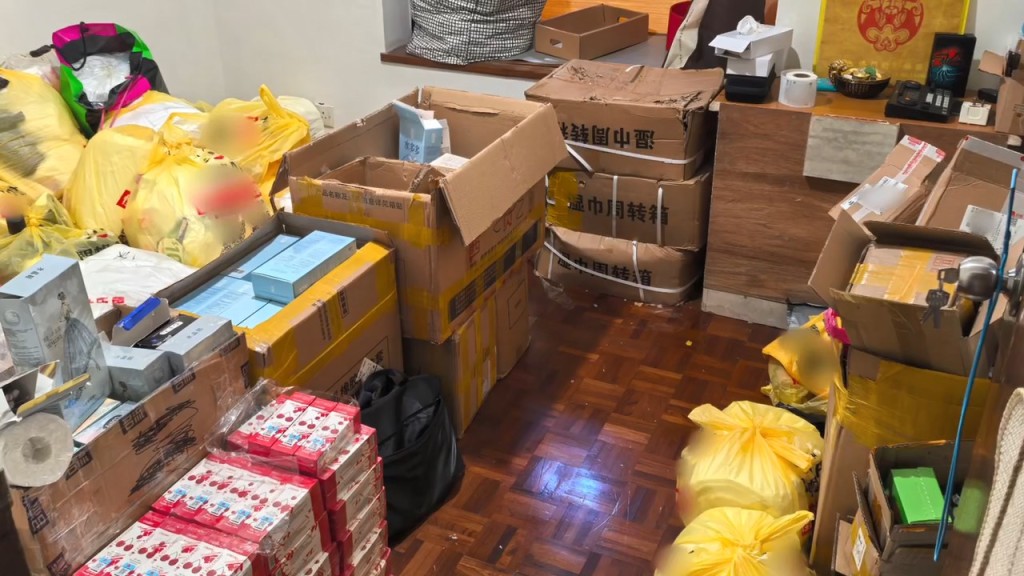 司警檢獲安全套逾萬個、床單、毛巾、潤滑劑逾300支、按摩油、多部電話、電腦等。 司警檢獲安全套逾萬個、床單、毛巾、潤滑劑逾300支、按摩油、多部電話、電腦等。