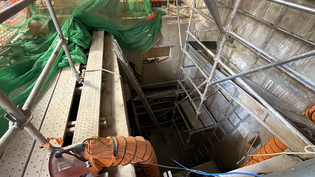 傷者在水井使用鑽機鑽牆期間發生意外。梁國峰攝