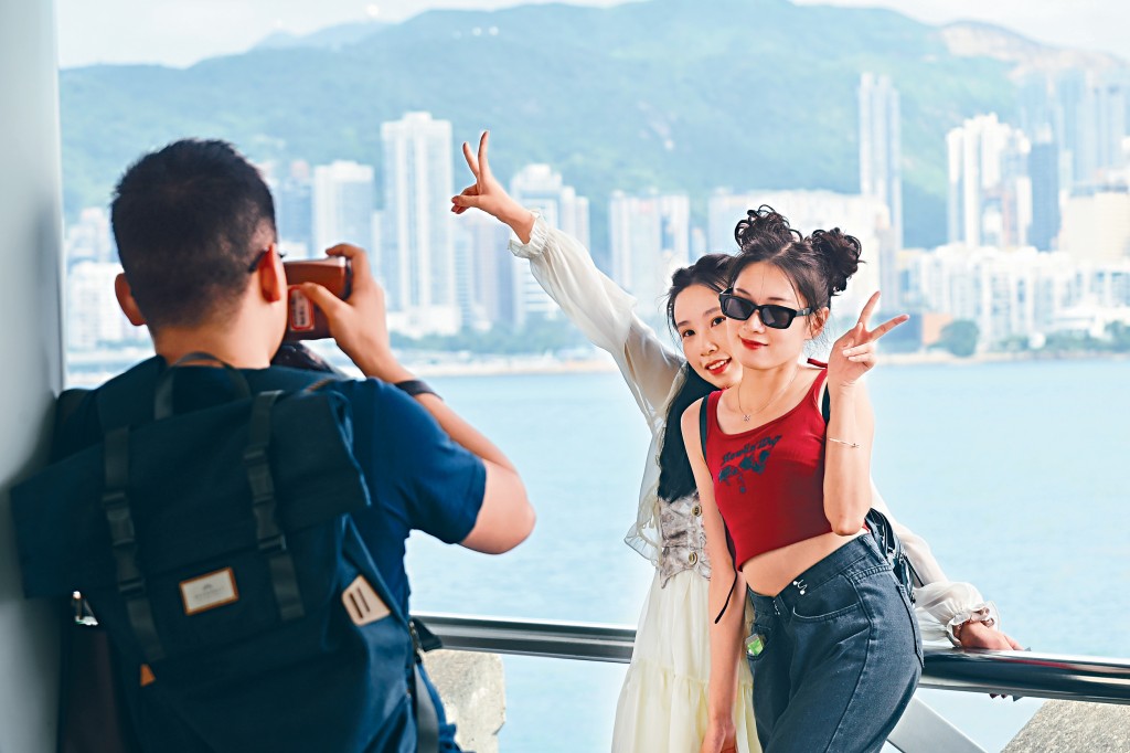 旅客在尖沙咀星光大道遊玩，享受假期歡樂。