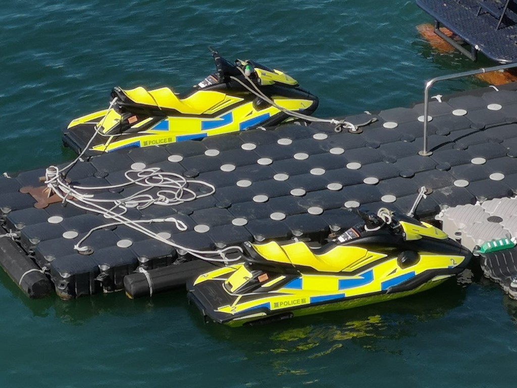 两部水上电单车没有螺旋桨配置，可以轻易进入浅水区、海滩或挤拥的船只系泊区。