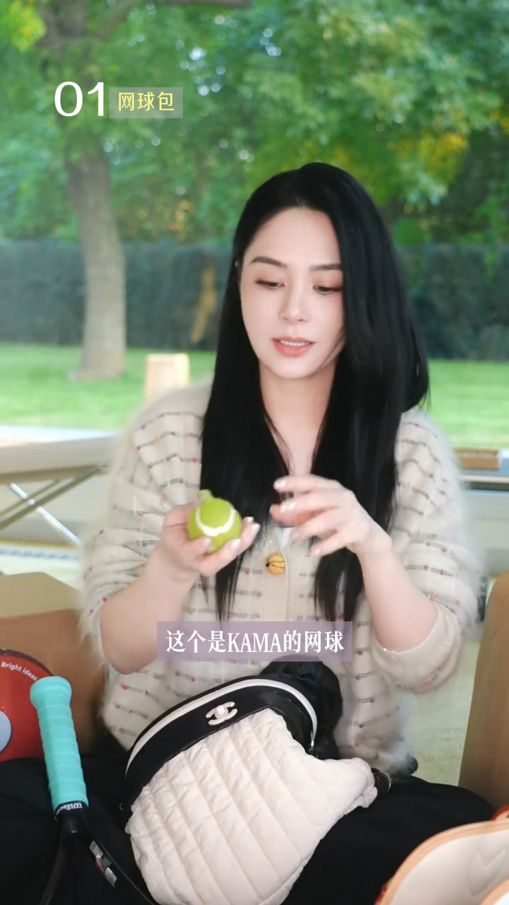 在開箱影片中，鍾欣潼笑稱連網球都是愛犬Kuma的玩具。
