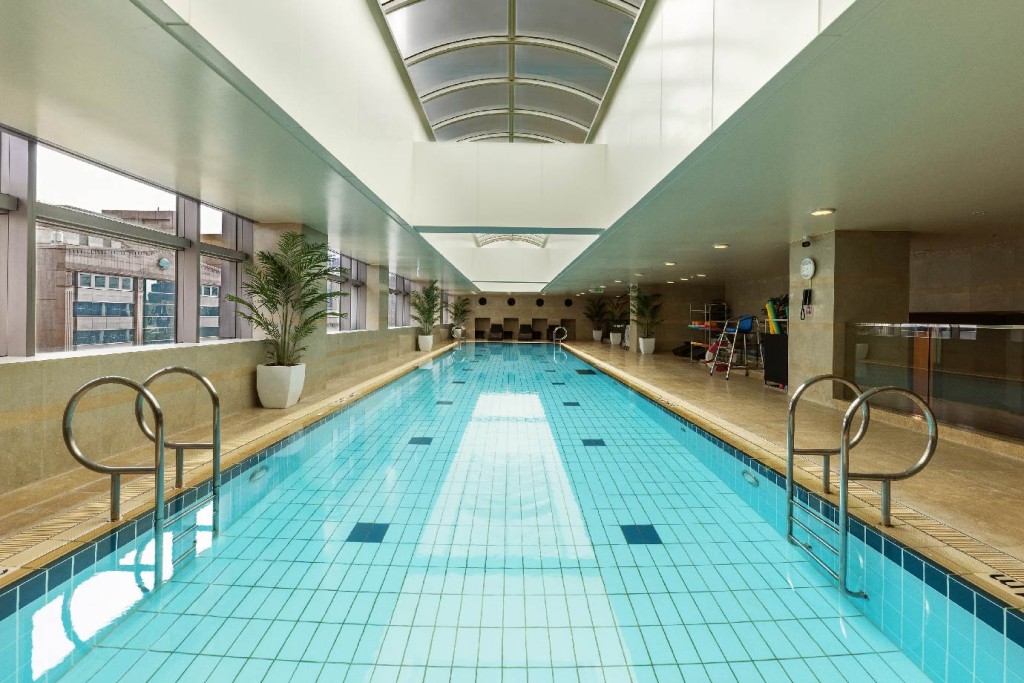酒店設有室內游泳池。