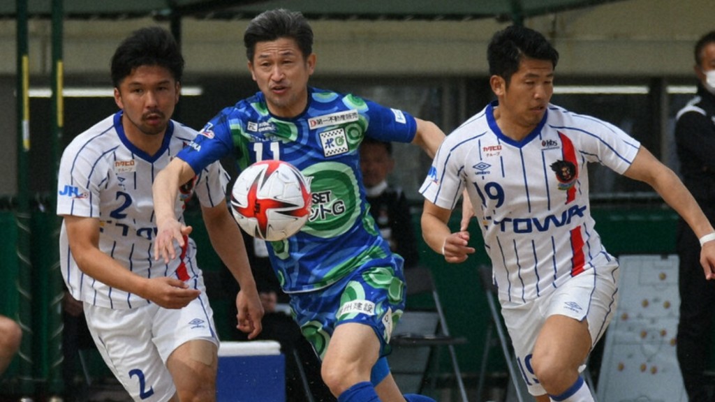 三浦知良(中)刷新JFL最年長上陣紀錄。網上圖片
