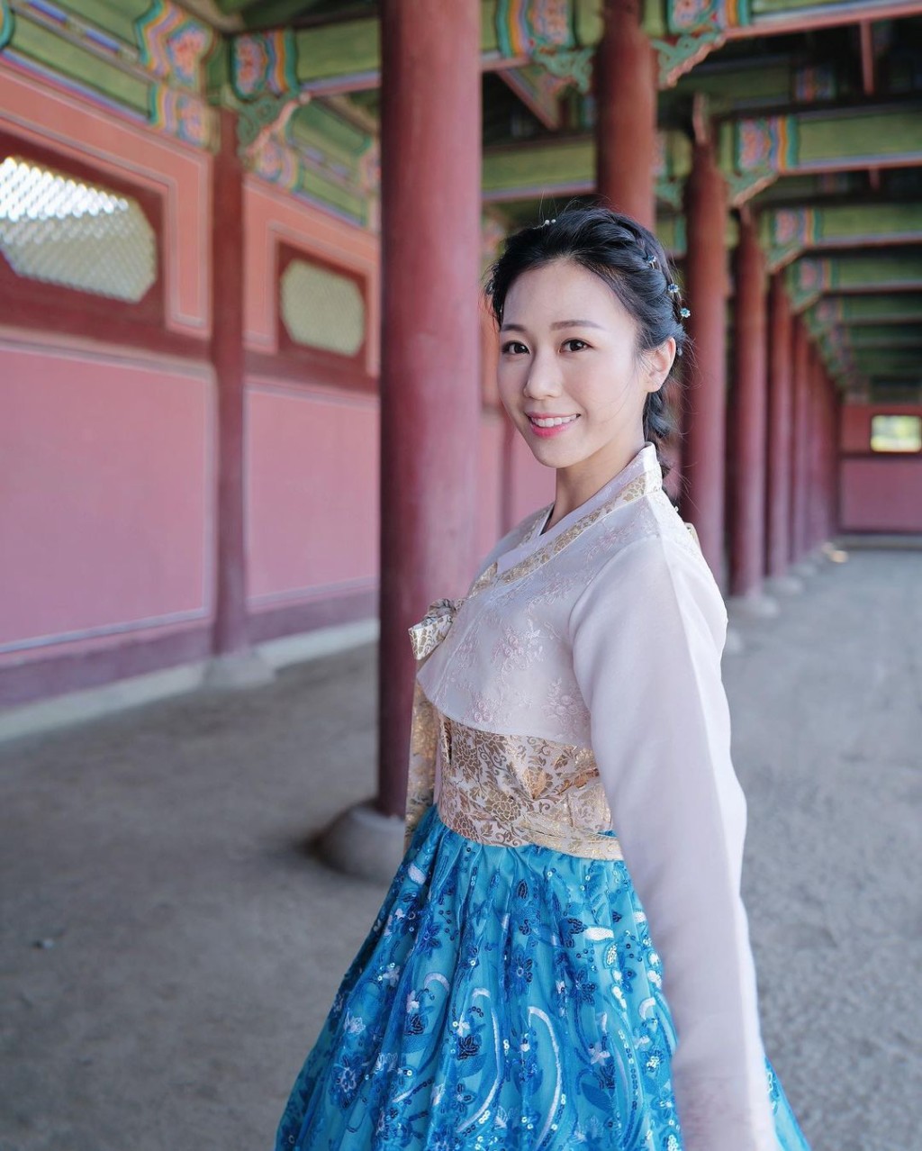 何沛珈早前游韩国，也在IG晒韩服Look。