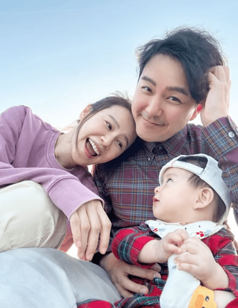 阿蕭、翠如一家三口非常溫馨。