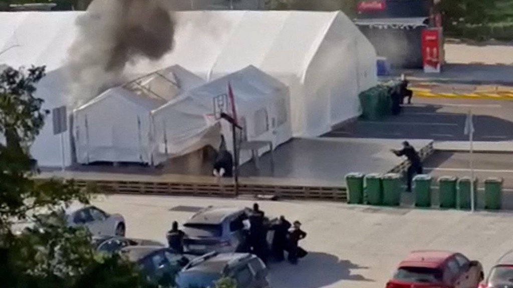 塞爾維亞議會外發生槍擊及縱火。 路透社 塞爾維亞議會外發生槍擊及縱火。 路透社