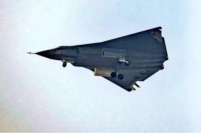 殲-36首兩架原型機也設有空速管。 殲-36首兩架原型機也設有空速管。