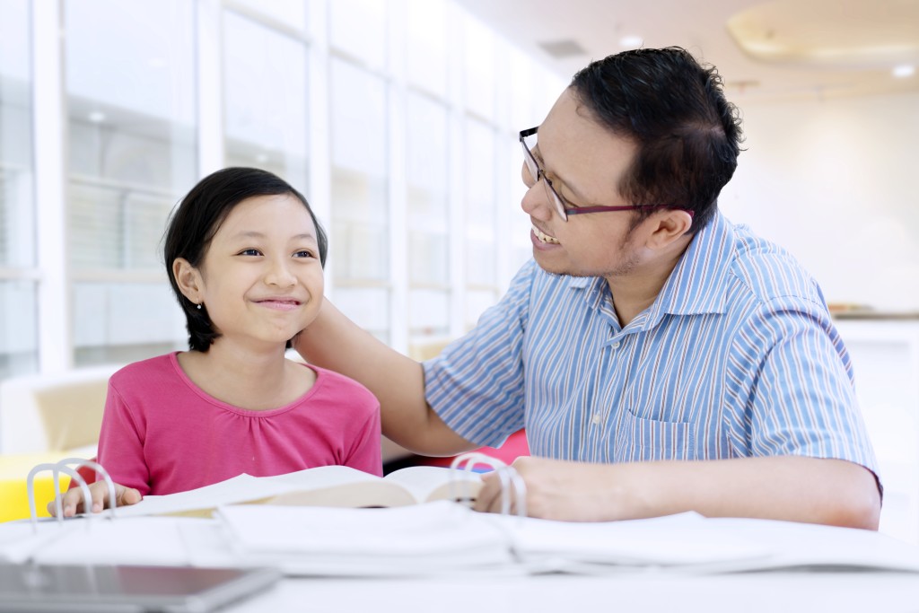 考试后,她竟然露出喜悦的笑容,因为爸爸出的题目正好覆盖她所温习的范围。(示意图) 考试后,她竟然露出喜悦的笑容,因为爸爸出的题目正好覆盖她所温习的范围。(示意图)