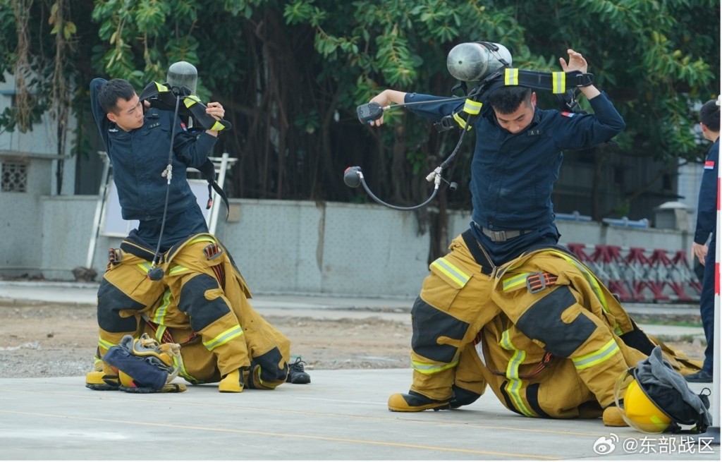 解放军官兵加强舰艇救火及堵塞的训练。东部战区