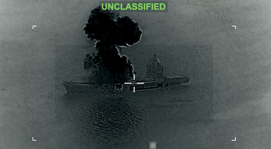 伊朗無人機航母周四遭到美軍襲擊，冒出濃煙。