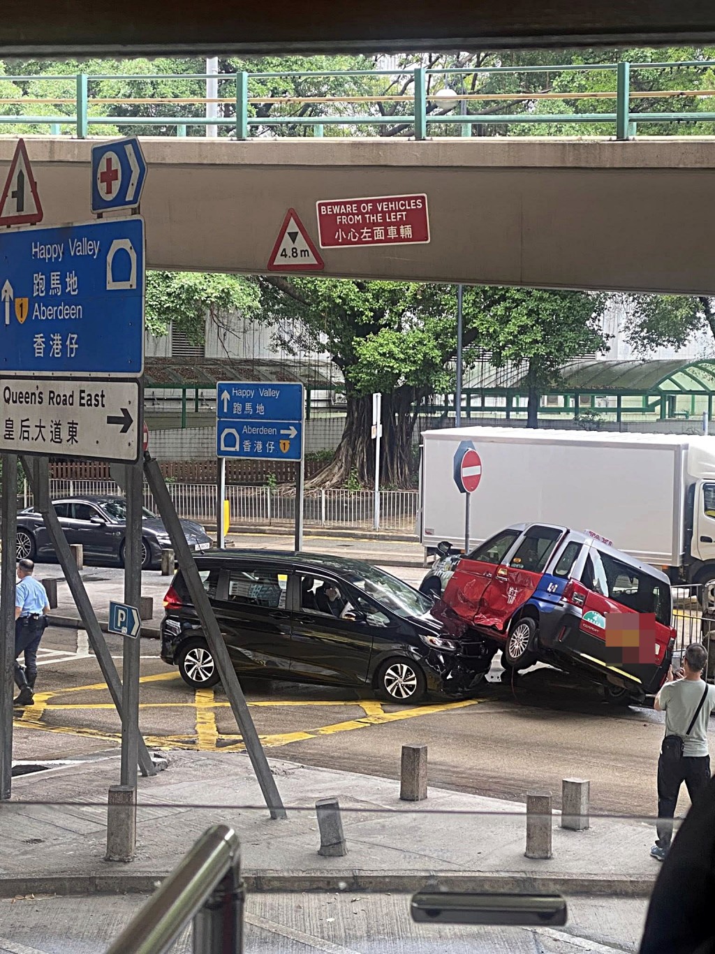 的士與私家車相撞。fb：我們都是跑馬地長大的