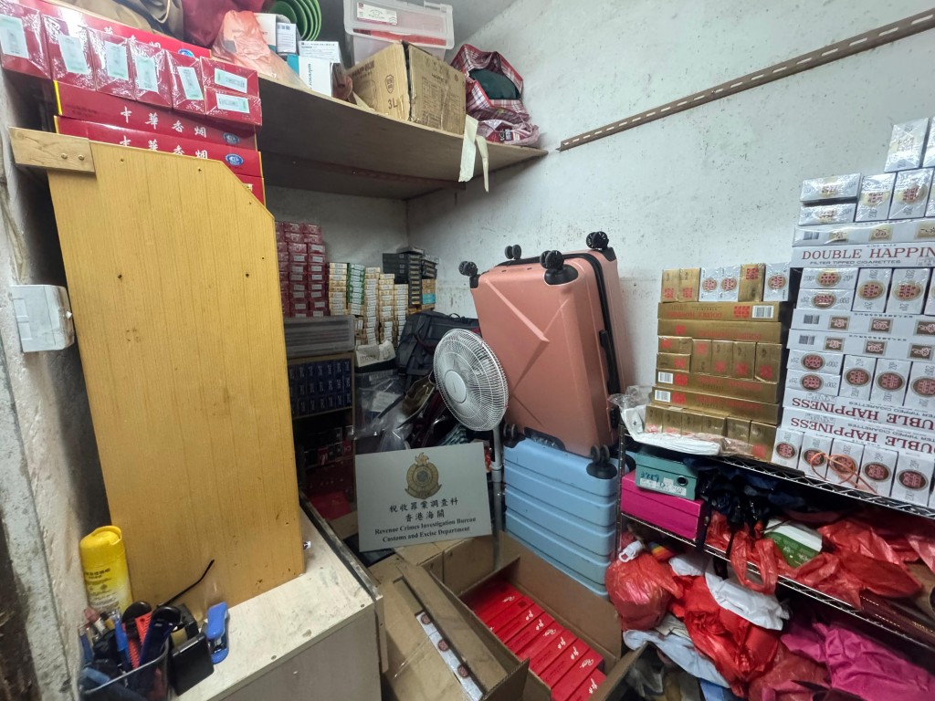 大廈後梯雜物房被用作儲存私煙。海關圖片