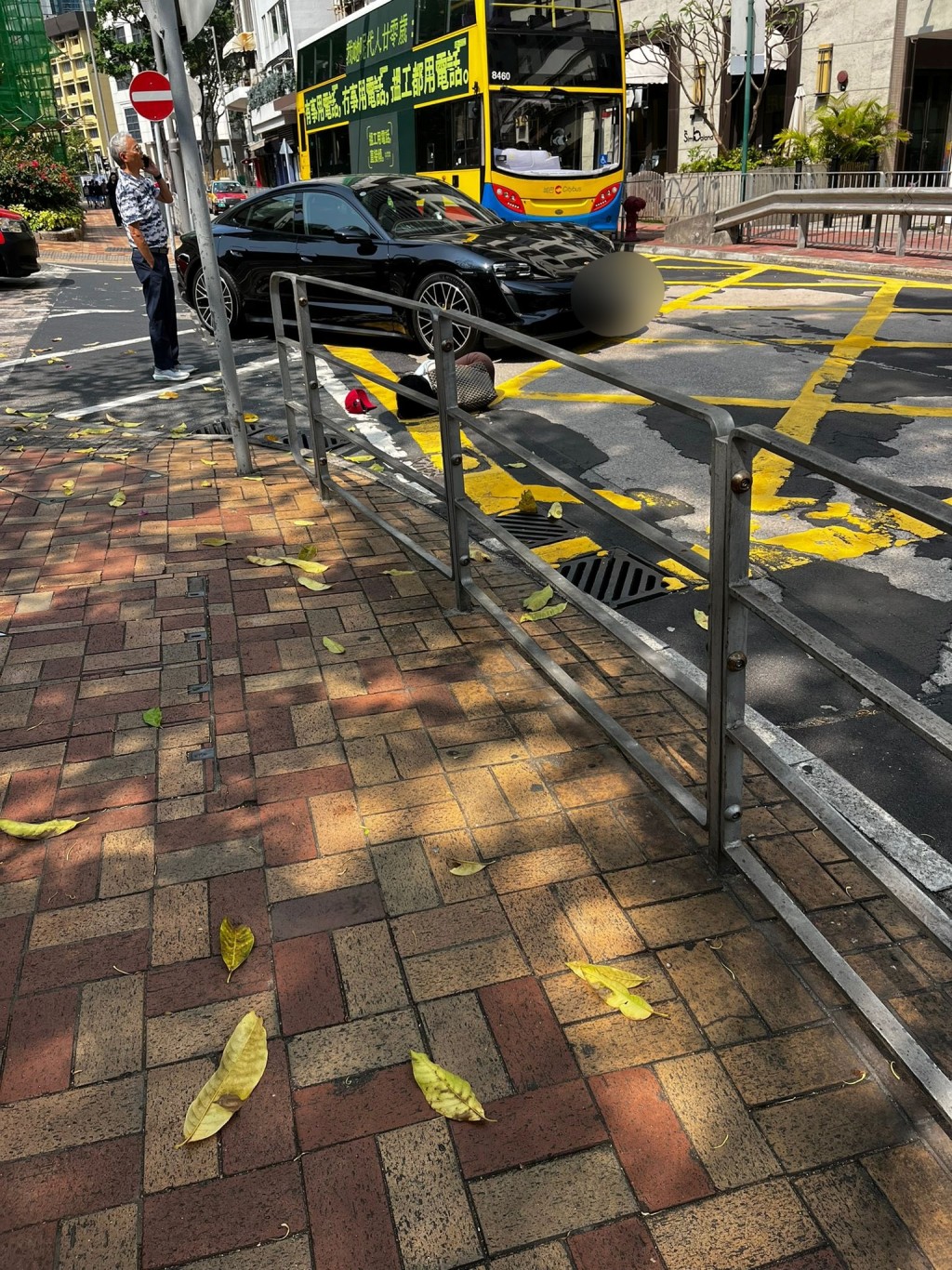 保時捷撞倒女途人。網上圖片