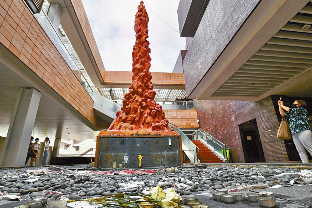 「國殤之柱」仍擺放在港大校園，不時有人到來拍照。