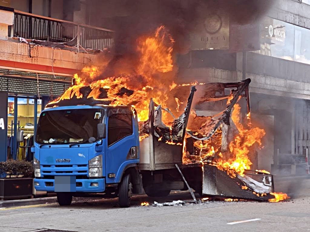 泥頭車陷入火海。網圖