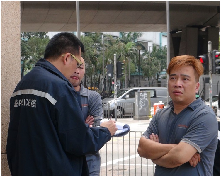  貨車司機（小圖）在現場接受警方調查。林思明攝