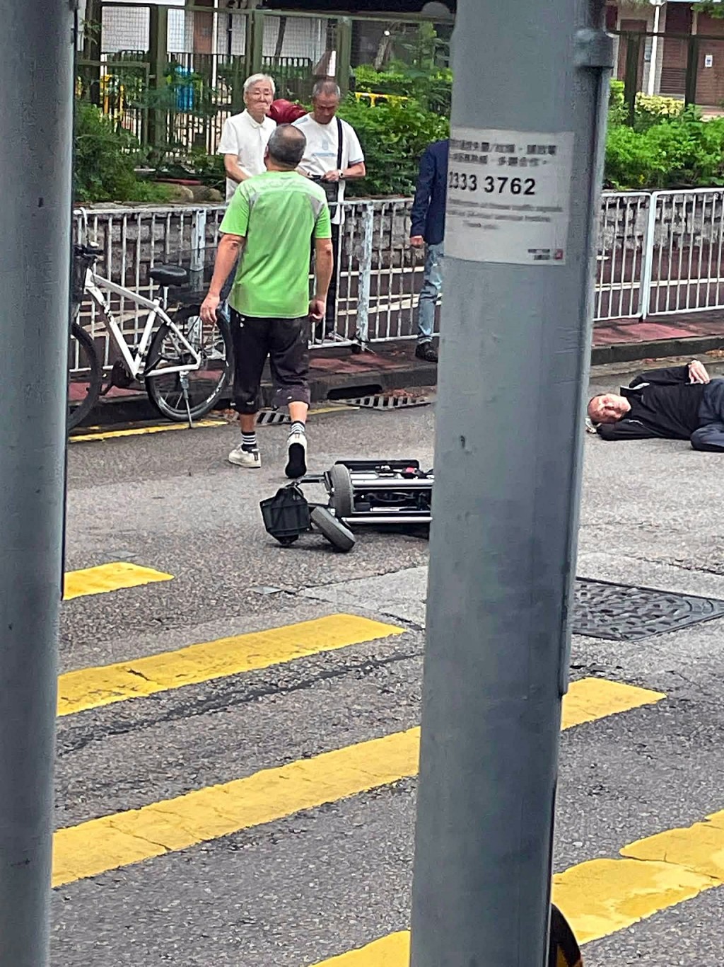 輪椅伯捱撞倒地受傷。網圖 輪椅伯捱撞倒地受傷。網圖