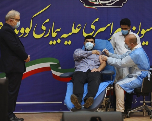 伊朗有伊斯蘭教士散播謠言，阻嚇民種接種新冠疫苗。AP圖片