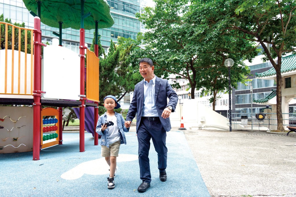 譚堅的善心助他跨越不同世代,與翁翁建立深厚的友誼。 譚堅的善心助他跨越不同世代,與翁翁建立深厚的友誼。