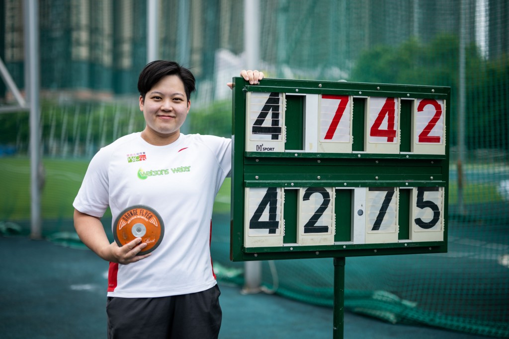 港隊猛將杜婉筠在女子公開組鐵餅擲出42米75,改寫三年前保持的香港紀錄摘金。田總圖片