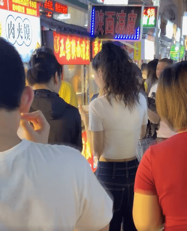 李若彤前晚（7日）在橫店夜市被網民野生捕獲。