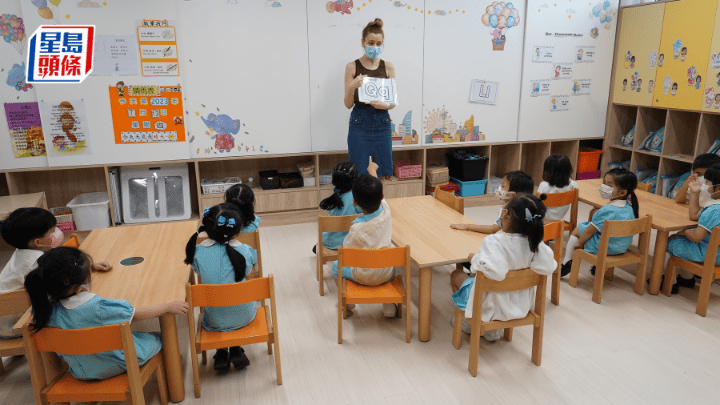 《施政報告》提出今學年起開展「粵港姊妹幼稚園交流計劃」。